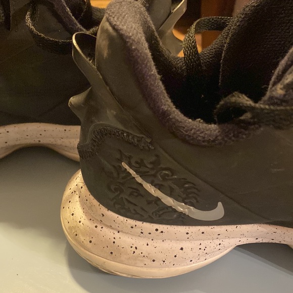 LeBron Basketball Shoes - Picture 4 of 6